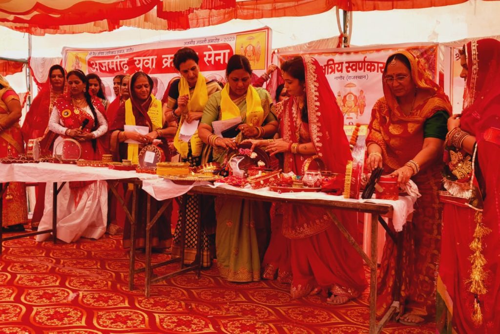 KCT NEWS – Women performed a spectacular dance with decorated plates of Karva Chauth | करवा चौथ की सजी थालियों के साथ महिलाओं ने किया शानदार नृत्य – New Update