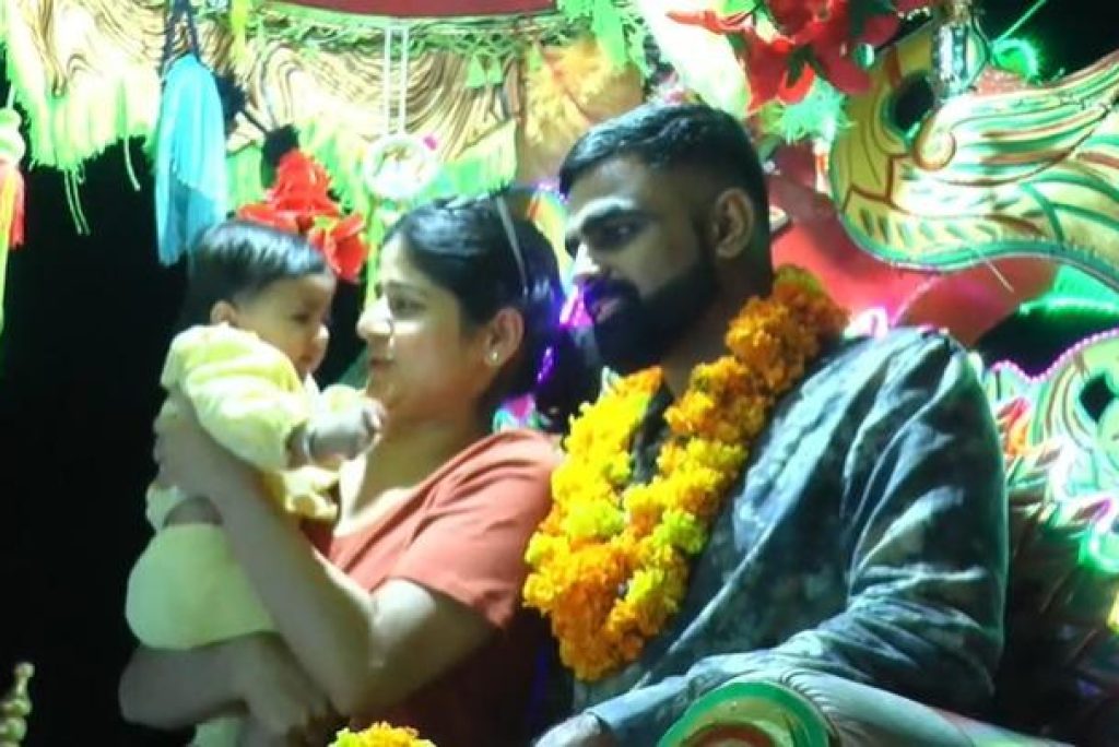 KCT NEWS – IAS IPS Couple Celebrate Girl Child Birth In Unique Way To Give Message Beti Bachao in Rajasthan | Rajasthan: गांव में बेटी के आगमन पर जश्न, आधा घंटे तक बरसाए फूल, पिता आईएएस और मां है आईपीएस – New Update