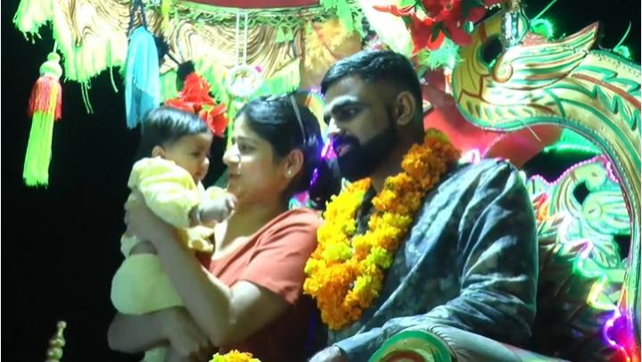 KCT NEWS – IAS IPS Couple Celebrate Girl Child Birth In Unique Way To Give Message Beti Bachao in Rajasthan | Rajasthan: गांव में बेटी के आगमन पर जश्न, आधा घंटे तक बरसाए फूल, पिता आईएएस और मां है आईपीएस – New Update