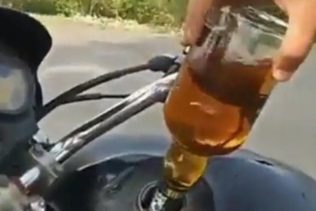 KCT NEWS – Man fills up motorcycle with alcohol, watch video and see what happens | मोटरसाइकिल में पेट्रोल की जगह शराब डालकर चलाई तो पड़ गए लेने के देने, देखें वीडियो – New Update