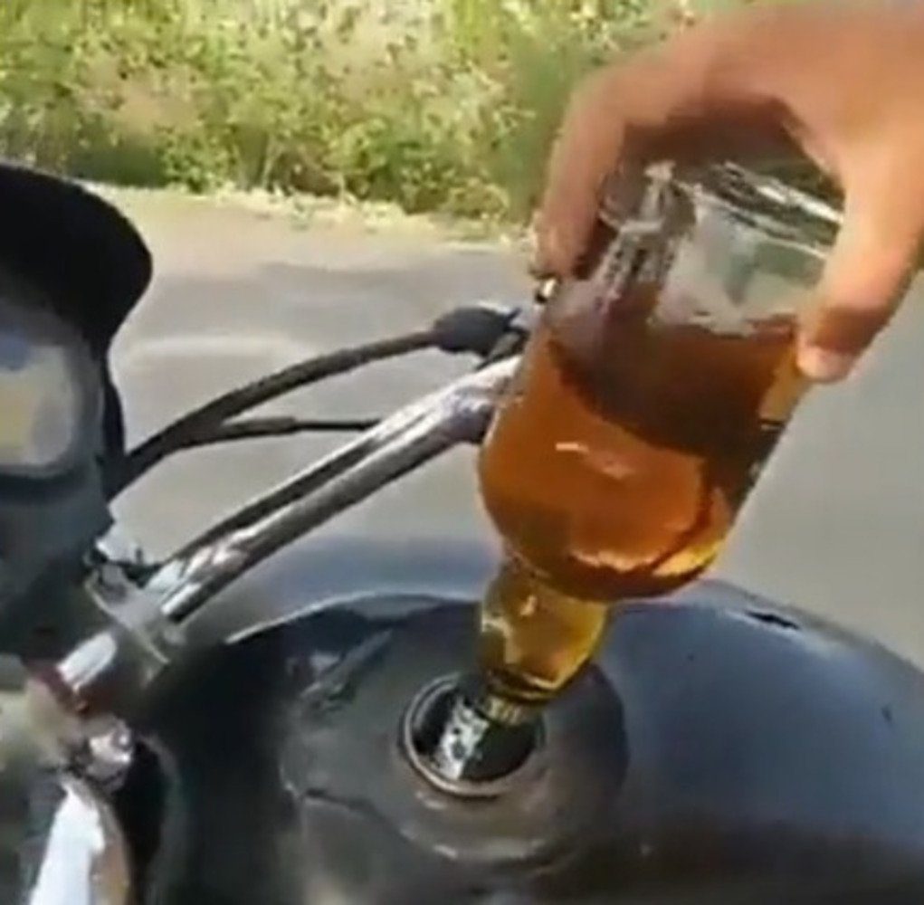 KCT NEWS – Man fills up motorcycle with alcohol, watch video and see what happens | मोटरसाइकिल में पेट्रोल की जगह शराब डालकर चलाई तो पड़ गए लेने के देने, देखें वीडियो – New Update