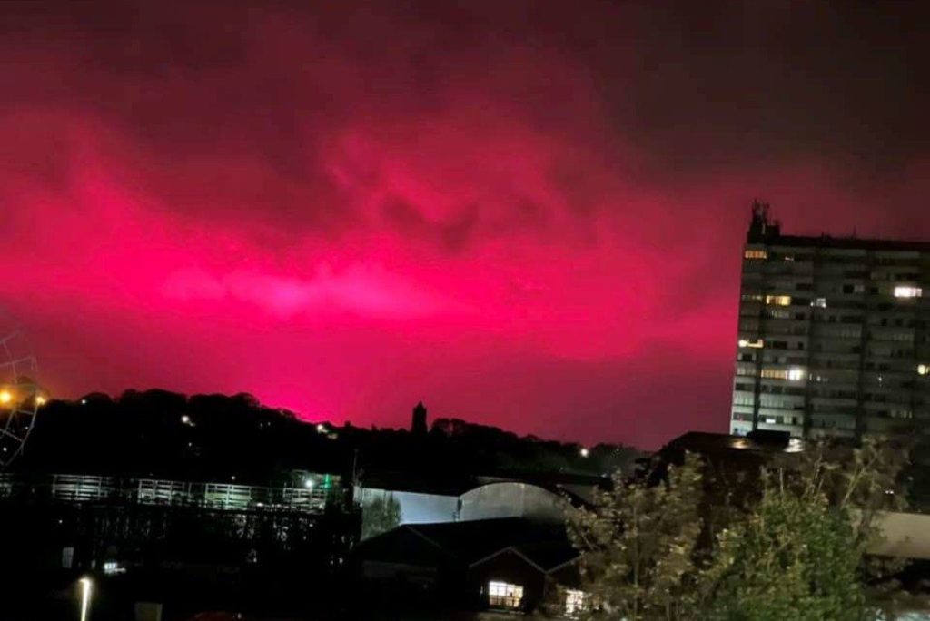 KCT NEWS – Sky goes pink in Kent of England, people say aliens attacked | अचानक से गुलाबी हुआ आसमान, देखकर लोग बोले – ‘एलियंस ने किया हमला, खत्म होने वाली है दुनिया’ – New Update