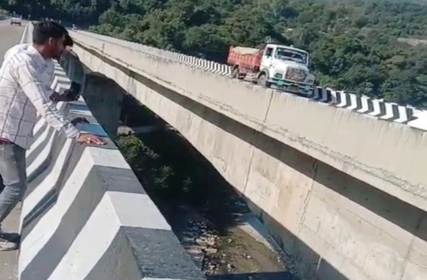 KCT NEWS – Truck falls hundreds of feet from overbridge, four youths die | ओवरब्रिज से सैकड़ों फीट नीचे गिरा ट्रक,चार युवकों की मौत – New Update