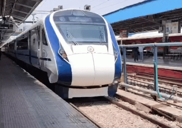 1 vande bharat train 1755798708.gif